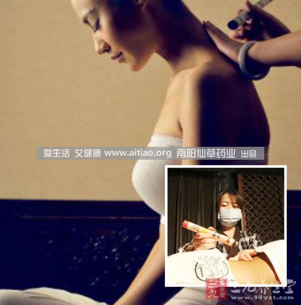 足三里穴是位于外膝的下3寸、脛骨外側(cè)一橫指左右的位置，艾灸10-15分鐘即可，需堅(jiān)持一段時(shí)間，很快可以看到祛濕的效果。